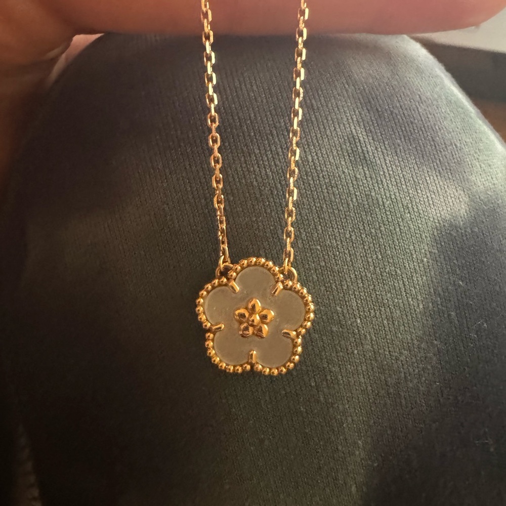 Van cleef necklace rose gold and pearl